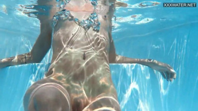 Zazie Skymm blonde action from Underwater Show